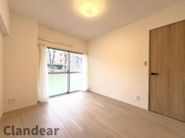 日商岩井宇喜田町マンションの洋室|ドキドキの新生活も、安心してスタート。ぴったりの住まいを見つけませんか？クランディアが一緒に住まい選びをサポートします‼　まずは、お気軽にお問合せください　＃クランディア