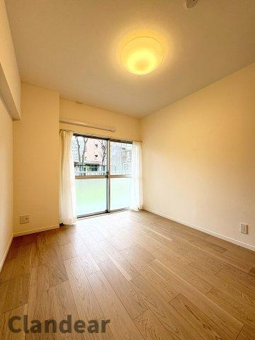 日商岩井宇喜田町マンションの洋室|ドキドキの新生活も、安心してスタート。ぴったりの住まいを見つけませんか？クランディアが一緒に住まい選びをサポートします‼　まずは、お気軽にお問合せください　＃クランディア