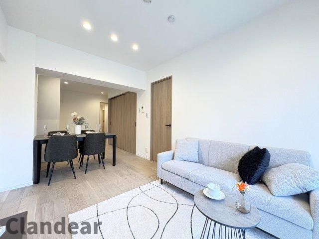 日商岩井宇喜田町マンションの居間・リビング|ドキドキの新生活も、安心してスタート。ぴったりの住まいを見つけませんか？クランディアが一緒に住まい選びをサポートします‼　まずは、お気軽にお問合せください　＃クランディア