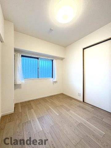 日商岩井宇喜田町マンションの洋室|ドキドキの新生活も、安心してスタート。ぴったりの住まいを見つけませんか？クランディアが一緒に住まい選びをサポートします‼　まずは、お気軽にお問合せください　＃クランディア