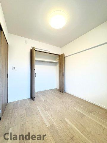 日商岩井宇喜田町マンションの洋室|ドキドキの新生活も、安心してスタート。ぴったりの住まいを見つけませんか？クランディアが一緒に住まい選びをサポートします‼　まずは、お気軽にお問合せください　＃クランディア