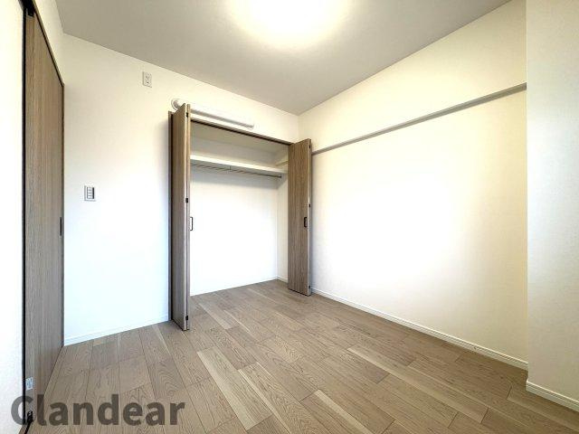 日商岩井宇喜田町マンションの洋室|ドキドキの新生活も、安心してスタート。ぴったりの住まいを見つけませんか？クランディアが一緒に住まい選びをサポートします‼　まずは、お気軽にお問合せください　＃クランディア