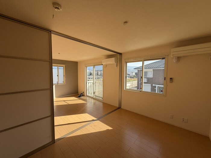 桜井市大字粟殿のアパートの居間・リビング