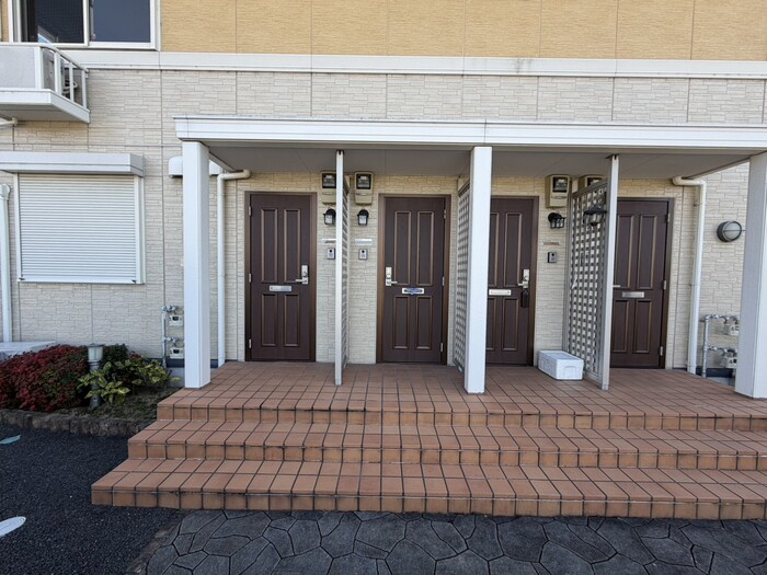 桜井市大字粟殿のアパートのエントランス