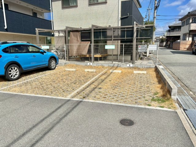 グランデ　オヴェストの駐車場