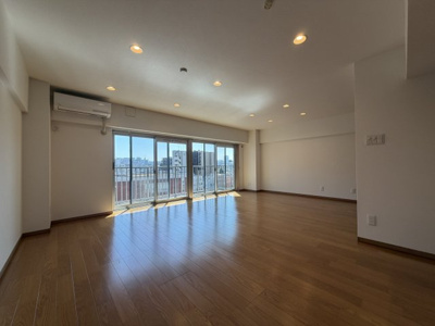 【居間・リビング】 | ファミール本郷 | こちらのリビングで趣味の時間をお楽しみください