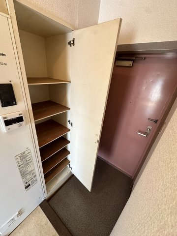 富士マンションの玄関
