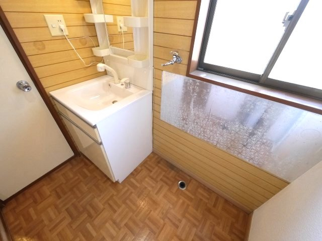 八街市八街い　中古戸建の独立洗面台|内装一部リフォーム済み令和8年1月 5SLDK  閑静な分譲地 カーポート駐車1台