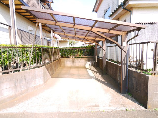 八街市八街い　中古戸建の駐車場|内装一部リフォーム済み令和8年1月 5SLDK  閑静な分譲地 カーポート駐車1台