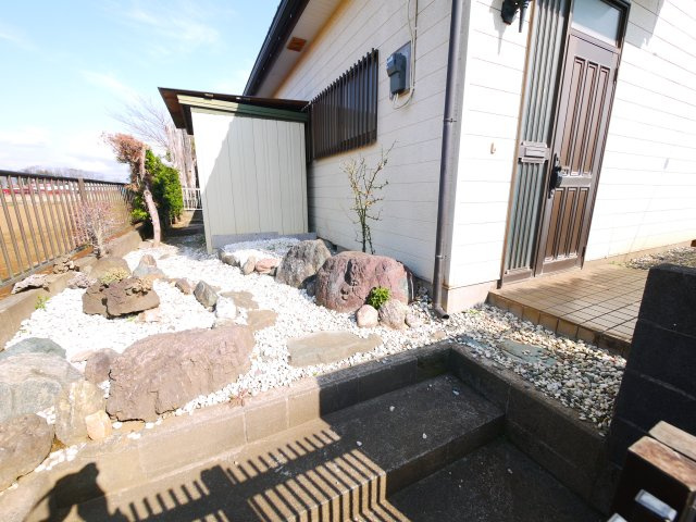 八街市八街い　中古戸建の玄関|内装一部リフォーム済み令和8年1月 5SLDK  閑静な分譲地 カーポート駐車1台