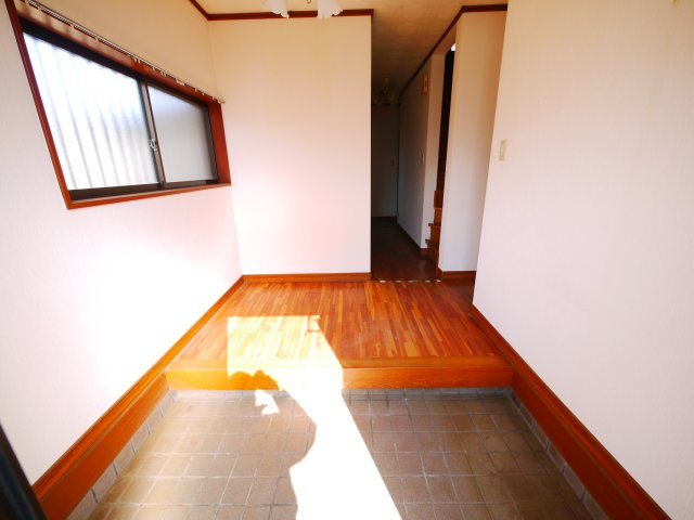 八街市八街い　中古戸建の玄関|内装一部リフォーム済み令和8年1月 5SLDK  閑静な分譲地 カーポート駐車1台