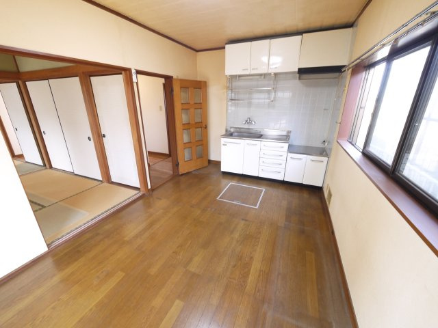 八街市八街い　中古戸建の居間・リビング|内装一部リフォーム済み令和8年1月 5SLDK  閑静な分譲地 カーポート駐車1台
