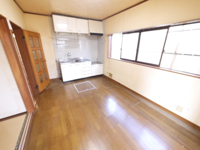 八街市八街い　中古戸建の居間・リビング|内装一部リフォーム済み令和8年1月 5SLDK  閑静な分譲地 カーポート駐車1台