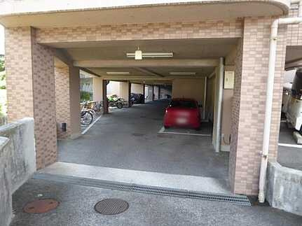 フローレンス口田南弐番館の駐車場