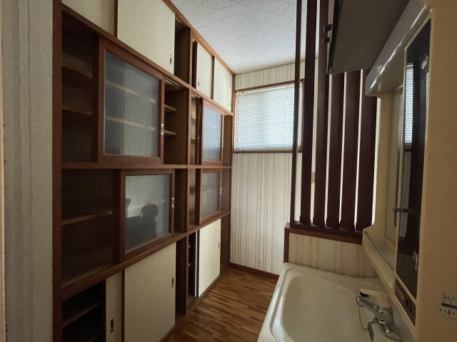 長崎市大手3丁目戸建てのその他|2階洗面台、本棚