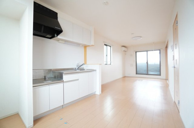 【居間・リビング】 | マーヴェラス葛城 | ※同物件・反転タイプの写真です。