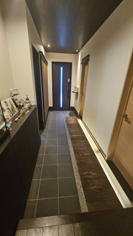 小山市駅南町５丁目１１−２１の玄関