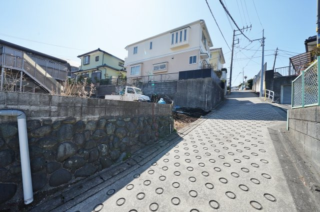 【横浜市瀬谷区瀬谷3丁目14-3新築戸建て】★仲介手数料無料★（瀬谷小学校・瀬谷中学校）の前面道路含む現地写真