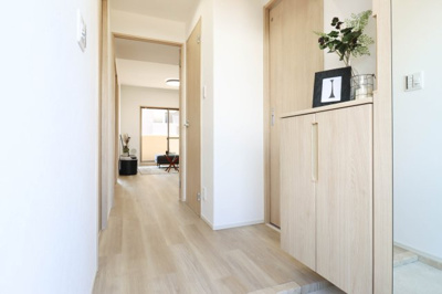 【玄関】 | ダイアパレス井口リヴァージュ | 姿見付きシューズBOX　お出かけ前の身だしなみチェックもチェックできます。