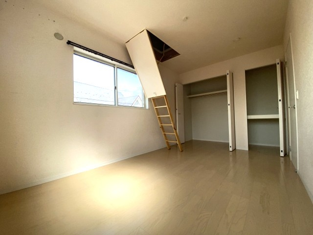 双葉１丁目　中古戸建の洋室|小屋裏収納付きの約７帖の洋室