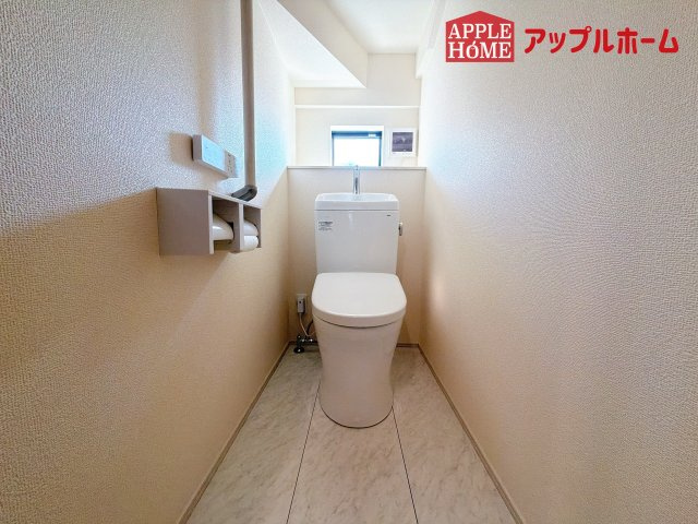[中古住宅] さいたま市見沼区宮ヶ谷塔のトイレ|白を基調とした清潔感のある明るい空間。温水洗浄便座付きで、毎日快適・清潔に使用できます。操作しやすい壁面リモコンを採用しています。