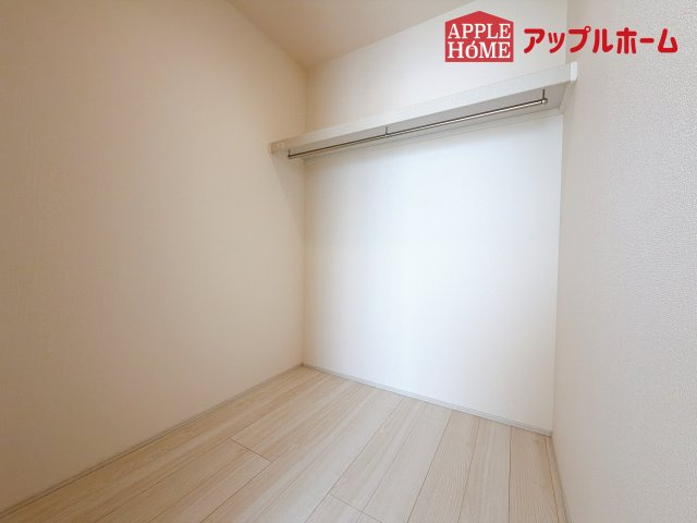 [中古住宅] さいたま市見沼区宮ヶ谷塔の収納|お洋服を大切にされる方に大変喜ばれる、ウォークインクローゼット。お洋服以外にも掃除機やスーツケースなどを一箇所に集約できるのは魅力ですね！扉が一箇所ですので、お部屋の見た目にもスッキリ！