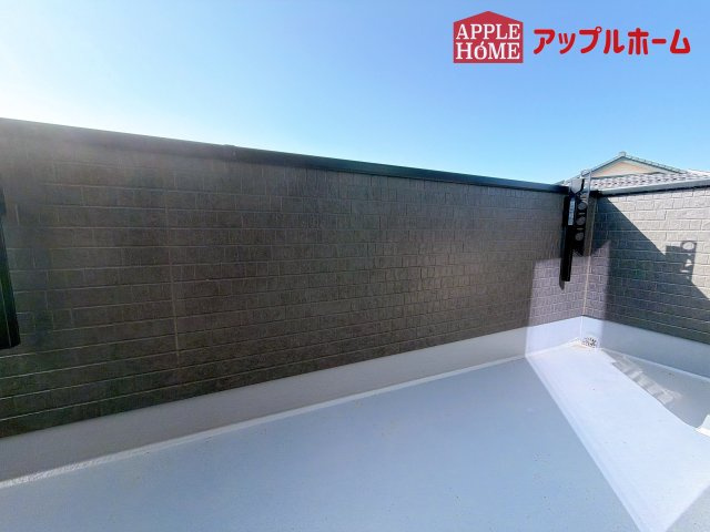 [中古住宅] さいたま市見沼区宮ヶ谷塔のバルコニー|家族分の洗濯物もしっかり干せます。日当たりも良く、毎日のお洗濯が楽しくなりそう♪お布団は手軽に干せていつもポカポカに☆