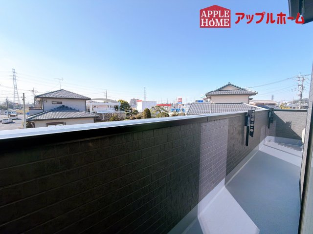 [中古住宅] さいたま市見沼区宮ヶ谷塔のバルコニー|家族分の洗濯物もしっかり干せます。日当たりも良く、毎日のお洗濯が楽しくなりそう♪お布団は手軽に干せていつもポカポカに☆