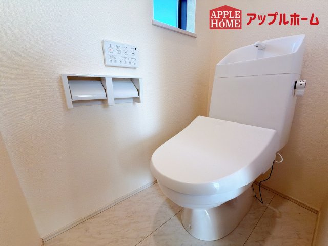 [中古住宅] さいたま市見沼区宮ヶ谷塔のトイレ|白を基調とした清潔感のある明るい空間。温水洗浄便座付きで、毎日快適・清潔に使用できます。操作しやすい壁面リモコンを採用しています。