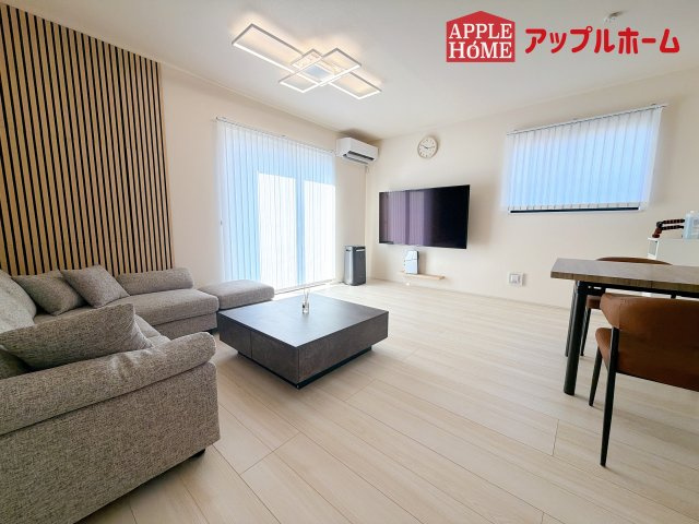 [中古住宅] さいたま市見沼区宮ヶ谷塔の居間・リビング|広々リビング×対面キッチンで家族の会話も弾みます♪家族団らんの秘訣は間取りにあり☆夢のマイホームを一緒に叶えましょう！