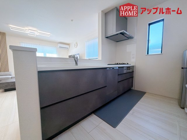 [中古住宅] さいたま市見沼区宮ヶ谷塔のキッチン|見栄えもよくお手入れもスムーズに出来ます。豊富な収納力もございますので、キッチンスペースをスッキリとお使い頂けそうです。