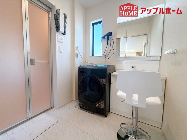 [中古住宅] さいたま市見沼区宮ヶ谷塔の独立洗面台|ゆとりの洗面スペースで朝の身支度も快適スムーズに。３面鏡で髪のセットやお化粧もストレスなくこなせ、朝から気分良く通勤通学に向かえそうですね！鏡の裏にはたっぷりと収納スペースを標準装備