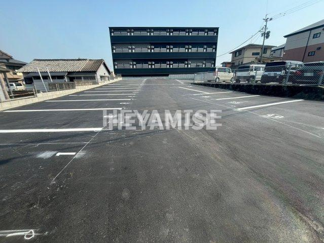 ヴィオラ西郷の駐車場