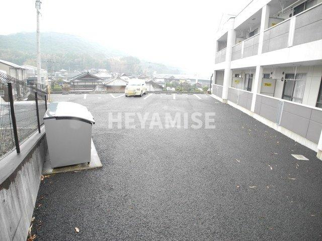 アルページュ・ソレイユの駐車場