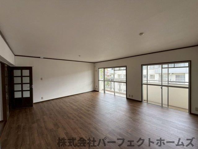 グリーンヒル光善寺住宅第5号棟の居間・リビング