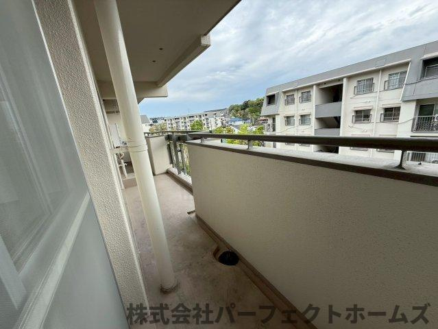 グリーンヒル光善寺住宅第5号棟のバルコニー|暖かな日差しのふりそそぐバルコニー