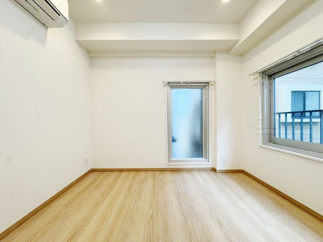 【寝室】 | 中銀八丁堀マンシオン | 洋室1　窓から明るい光が差し込む洋室。ベッドを置いて個人居室にする場合は、多くの時間を過ごすことになる空間です。使い勝手や落ち着きを想像してください。～即日のご見学可能～　お問合せはお気軽にどうぞ。