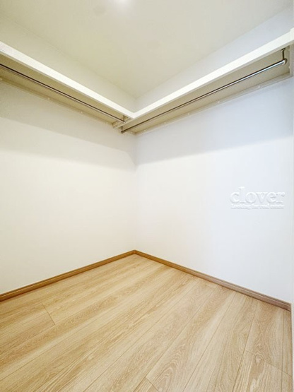 【収納】 | 中銀八丁堀マンシオン | 洋室2　ウォークインクローゼット内部の様子。空間が広く、たっぷりとした収納力が、一枚の写真からも伝わってきます。～即日のご見学可能～　お問合せはお気軽にどうぞ。