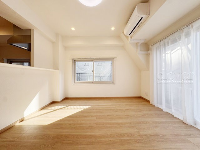 【居間・リビング】 | 中銀八丁堀マンシオン | 広く明るいLDKの特徴は、二面の窓から光を取り入れられる構造になっていること。多くの時間を過ごすこの空間が明るいことは、何よりの満足感に繋がります。～即日のご見学可能～　お問合せはお気軽にどうぞ。