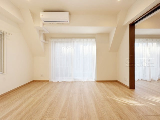 【居間・リビング】 | 中銀八丁堀マンシオン | 広くスペースをとってあるLD。この空間に、どのように家具を配置していくのかを考えるのが、住宅購入時のなによりの楽しみです。～即日のご見学可能～　お問合せはお気軽にどうぞ。