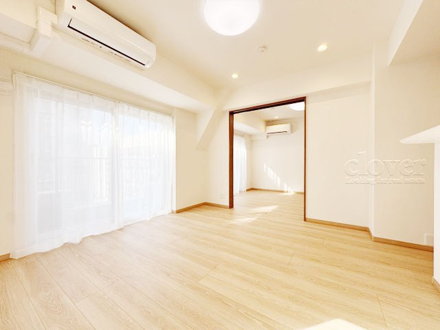【居間・リビング】 | 中銀八丁堀マンシオン | ゆったりと過ごせるよう機能的にデザインされたLD（リビング・ダイニング）の様子。その明るさや奥行きを感じてください。～即日のご見学可能～　お問合せはお気軽にどうぞ。