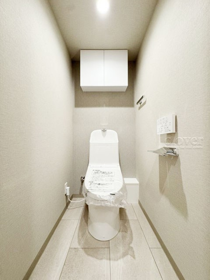 【トイレ】 | 中銀八丁堀マンシオン | 温水洗浄便座つき　上部に収納を備えたトイレです。自宅の中でも最もプライベートな空間だからこそ、ほしい「落ち着き」がここにあります。～即日のご見学可能～　お問合せはお気軽にどうぞ。