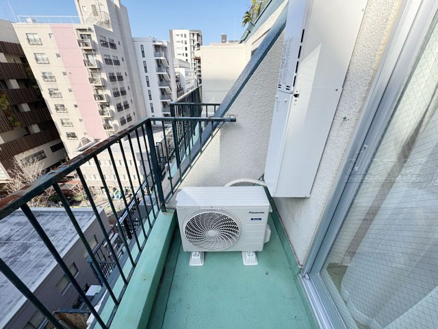 【バルコニー】 | 中銀八丁堀マンシオン | バルコニーの様子。ここからの眺めが、日々のストレスを発散してくれることでしょう。ちなみにバルコニーは専有部分ではなく「共用部分」の扱いです。～即日のご見学可能～　お問合せはお気軽にどうぞ。