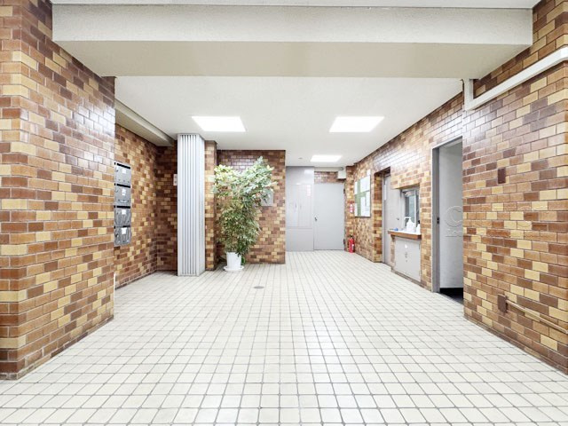 【ロビー】 | 中銀八丁堀マンシオン | 集合ポストなどを備えたエントランスホール。ここもマンションの顔となる部分であり、しっかりと清掃の行き届いたさまに安心感をおぼえます。～即日のご見学可能～　お問合せはお気軽にどうぞ。