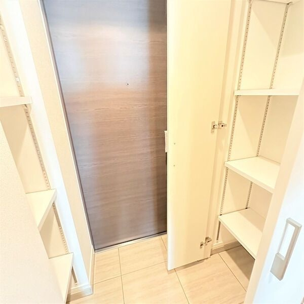 COZY東大曽根の玄関