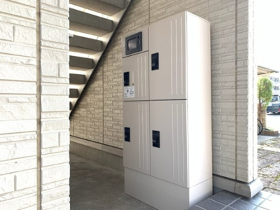 【その他共用部分】 | レセンテ煌 Ａ | 階段下に宅配ボックス設置しました