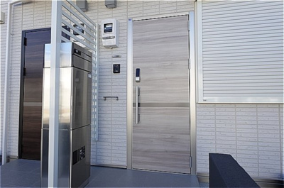 【玄関】 | カーサ ミカサ | 各戸ポスト一体型宅配ボックス付きの玄関