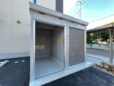 【エントランス】 | アヴニールプラス | バイクガレージ（２台分・有料）