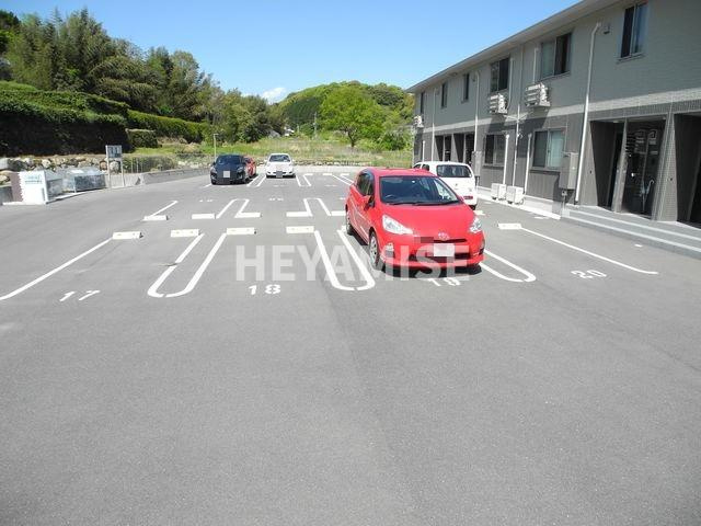アズールの駐車場