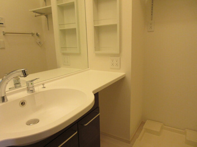 【洗面所】 | SAKURA Hills | ホテルのような鏡のある洗面所